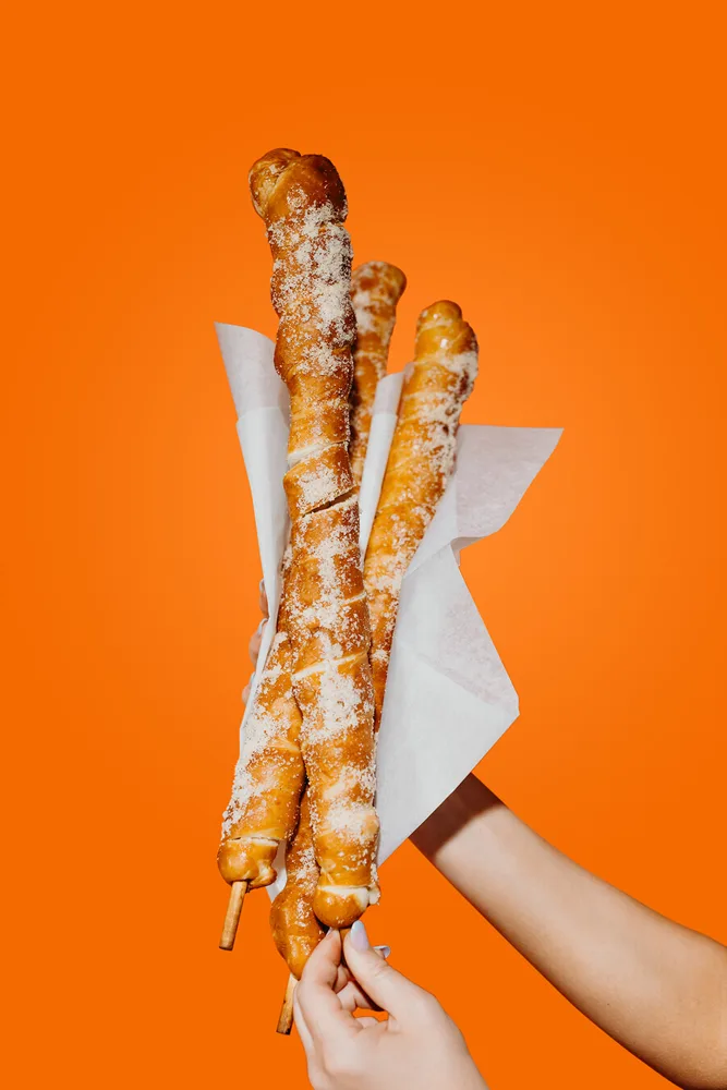 Garlic Parmesan Pretzel Windz (18")